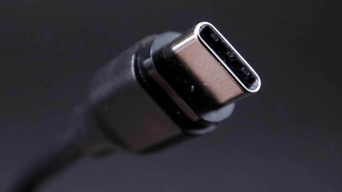 Thunderbolt 5 w firmie - nowoczesne stanowisko pracy z jednym przewodem